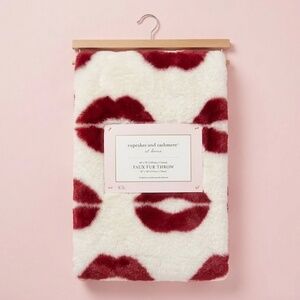 NWT Cupcakes and Cashmere Red Lips Kisses Faux Fur Throw